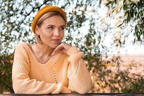 ژست عکاسی پرتره در فضای باز با نور طبیعی